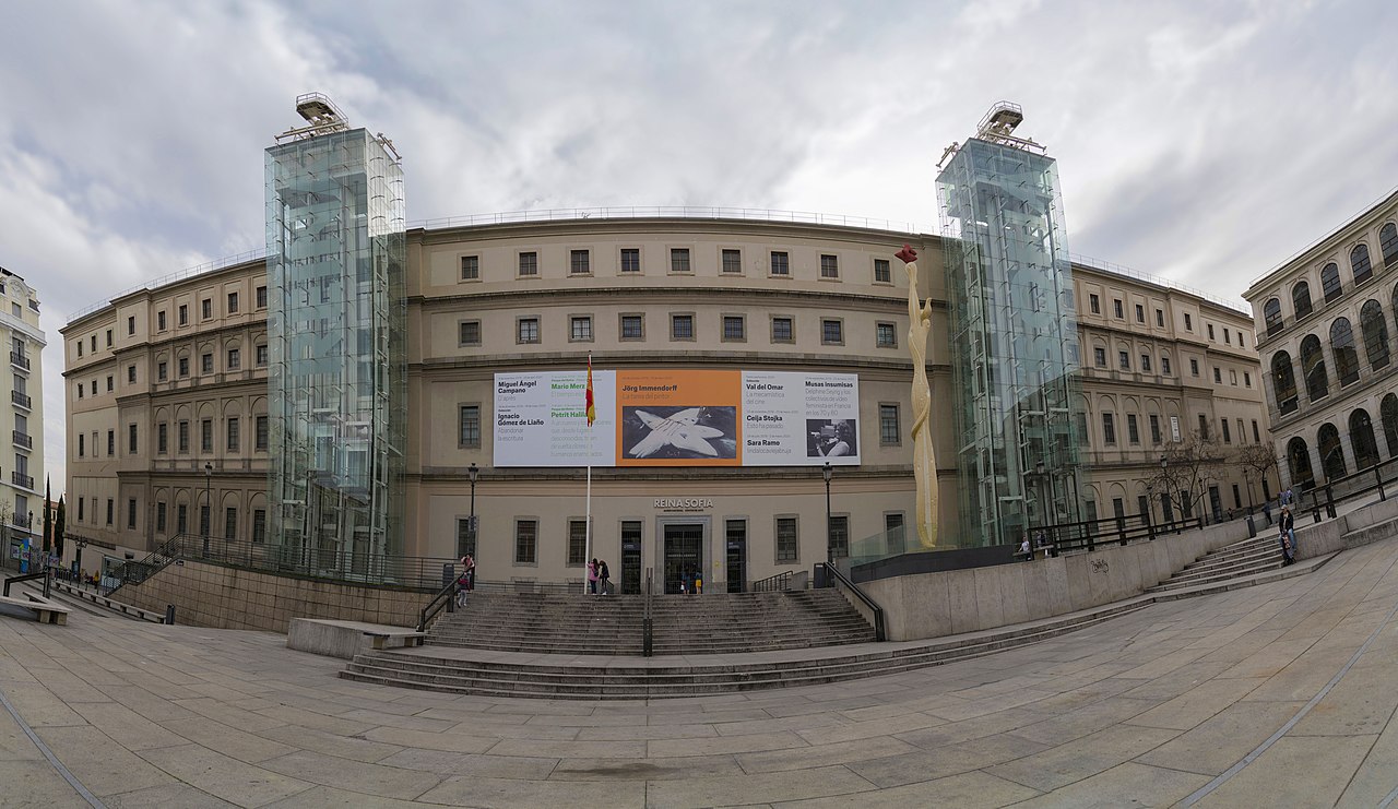 Imagen ilustrativa — público de luto espera a la entrada del museo, Teatra 11, 1996