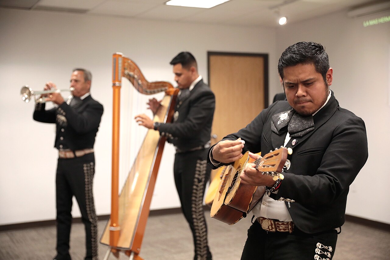 Imagen ilustrativa — mariachi ante el Altarcico de difuntos de Teatra